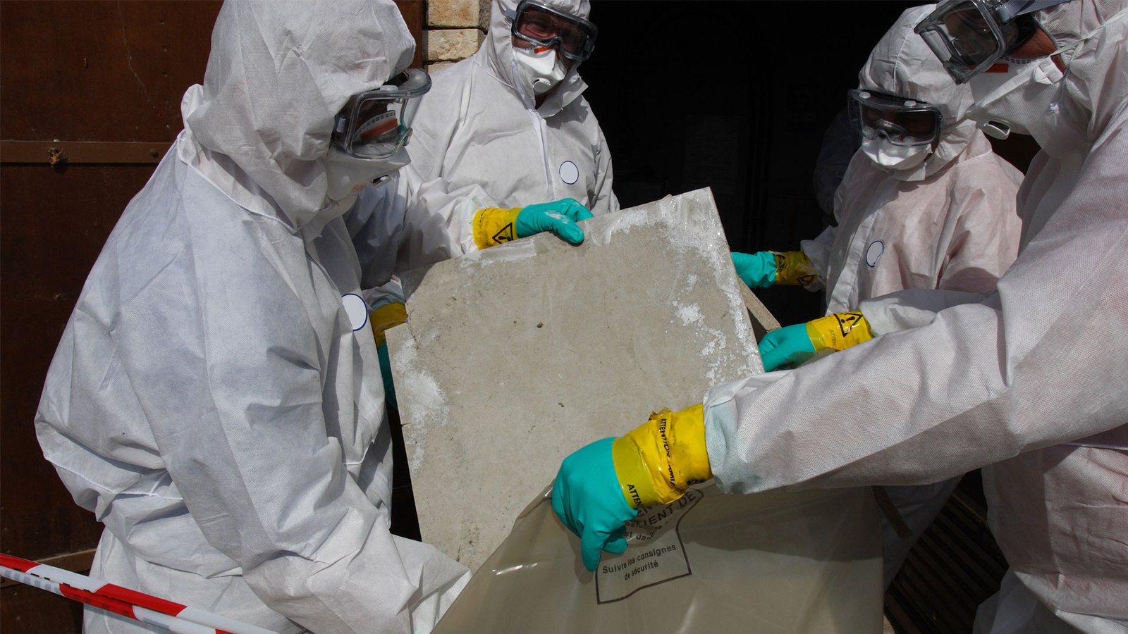 Equipo de Brisa realizando inspección de asbesto en un proyecto inmobiliario